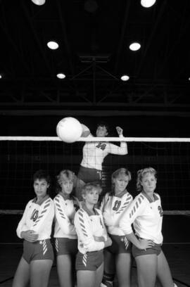 Kathy Davis and other volleyball players, St. Cloud State University