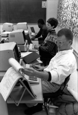 Students work on computers, St. Cloud State University