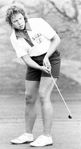 Golfer Katie Ostmoe putts, St. Cloud State University