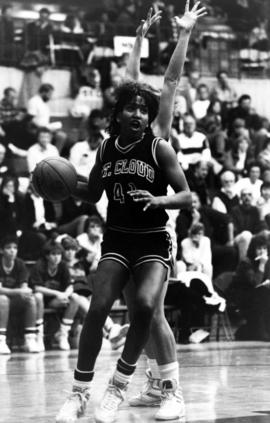 Toni Jameson dribbles a basketball, St. Cloud State University