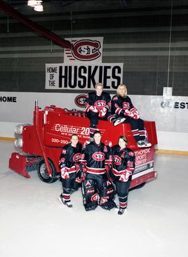 Laura Gieselman and other St. Cloud State University women hockey players