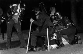 Police apprehend man during homecoming riot, St. Cloud State University