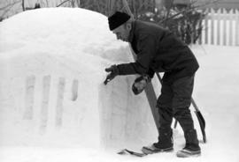 Artist Larry Saatzer works on a Jefferson Memorial snow sculpture