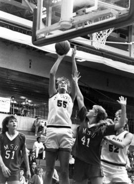 Simona Samuelson goes up for a basket, St. Cloud State University