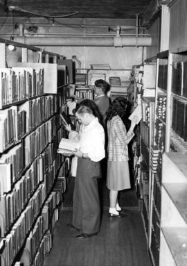 Students look for books, Old Model School (1906), St. Cloud State University