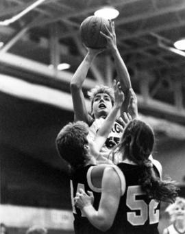 Simona Samuelson shoots a basketball, St. Cloud State University