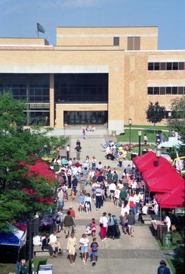 People shop on the mall, Lemonade Fair, St. Cloud State University