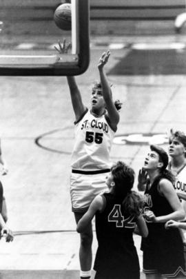 Simona Samuelson shoots a basketball, St. Cloud State University