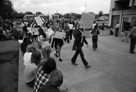 People protest Ku Klux Klan grand wizard David Duke speech at Halenbeck Hall (1965), St. Cloud State University