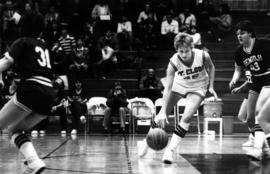 Linda Nelson dribbles the ball, St. Cloud State University