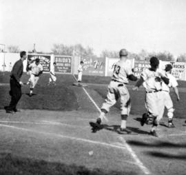 Husky baseball players round the bases, St. Cloud State University