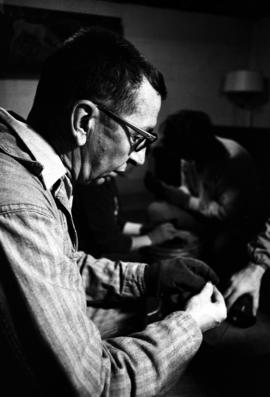 Harry Goehring bands a bat, St. Cloud State University