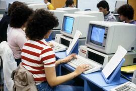 Students use computers, St. Cloud State University