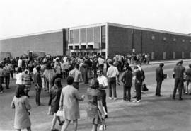 Students gather outside of Halenbeck Hall (1965) to register for classes, St. Cloud State University