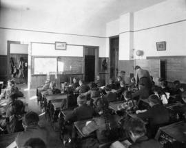 Students attend class at Riverview (1913), St. Cloud State University