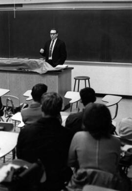 Robert Oliphant teaches a class, St. Cloud State University