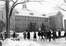 Students walk in front of Riverview (1913), St. Cloud State University