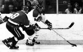 Matt Cullen handles a hockey puck in a game against St. Lawrence University, St. Cloud State University