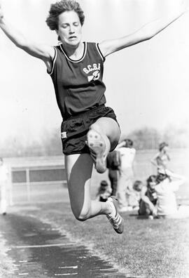 Trackster Denise Schultz jumps, St. Cloud State University